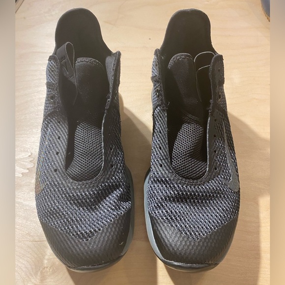 NIKE Sneakers size 9.5 (Needs Shoe Strings) (KU) - Picture 1 of 16